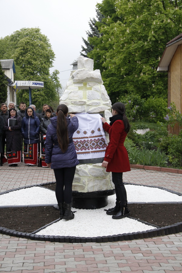На Буковині відкрили пам'ятник ліквідаторам Чорнобильської трагедії - фото 1