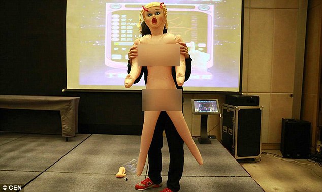 В Китаї співробітникам однієї компанії щорічний бонус видали секс-ляльками - фото 1