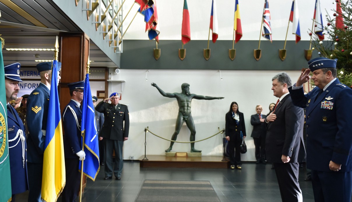 Порошенко вперше навідався до Штабу НАТО у Брюсселі - фото 2
