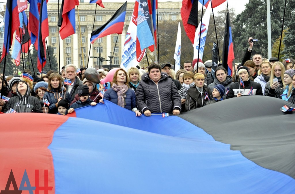 Як у Донецьку "ватники" святкували день "ганчірки" "ДНР": опубліковано фото - фото 2