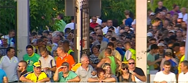 Як виглядає натовп вболівальників перед грою Ліги Європи у Олександрії  - фото 1