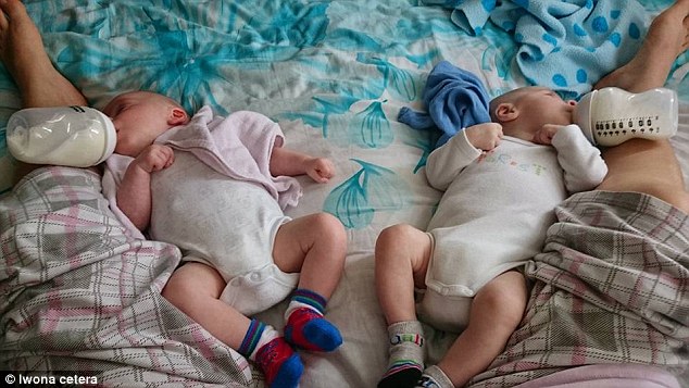 Як багатозадачні мами годують близнюків  - фото 2