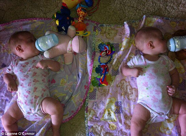 Як багатозадачні мами годують близнюків  - фото 3