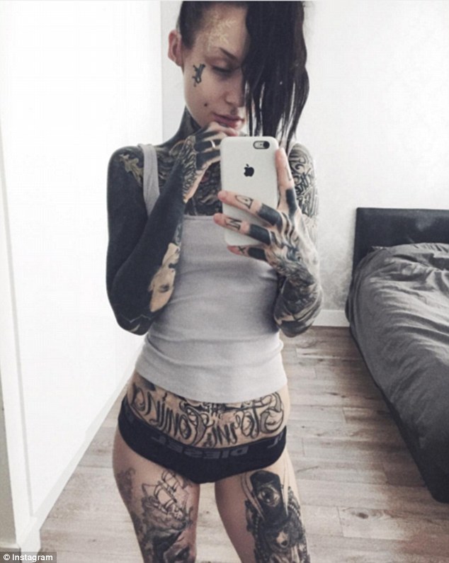 Чорне тіло: жахливий тренд татуювання підкорює соцмережі  - фото 1