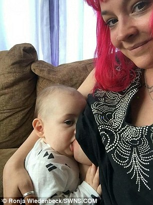 Як модель, яка потрапила до лікарні, знайшла 5 незнайомок для годування її сина грудьми (ФОТО 18+) - фото 3