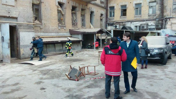 В центрі Києва обвалився будинок: під завалами є люди (ОНОВЛЕНО) - фото 2