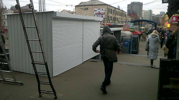 У Києві МАФи закрили вихід із залізничного вокзалу  - фото 1