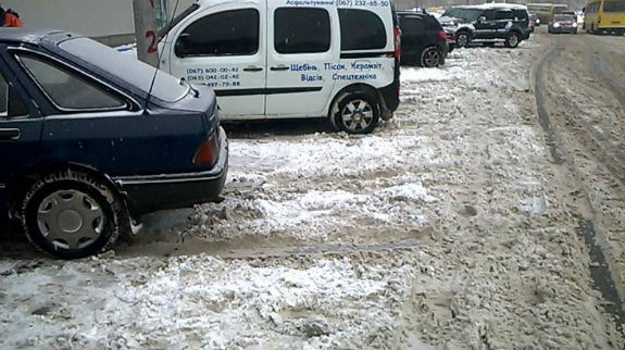 Як столичні паркувальники-сніговики вибивають гроші з водіїв  - фото 3