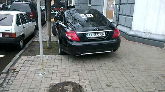 У Києві скандальний політик-мільйонер став переможцем конкурсу "Паркуюсь, як жлоб" - фото 3