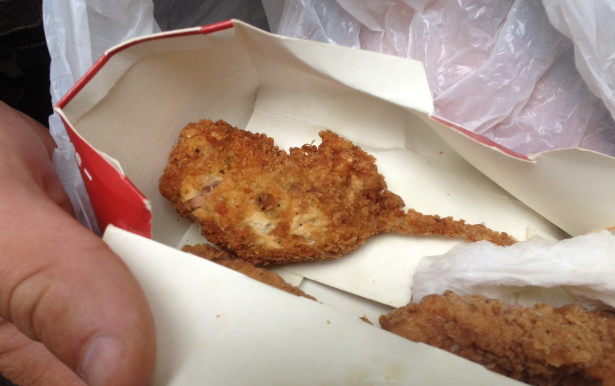 На Росії KFC нагодував чоловіка смаженим щуром в паніровці - фото 1