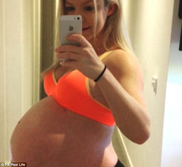 31-річна матуся похизувалася кубиками на пресі після народження близнюків  - фото 1