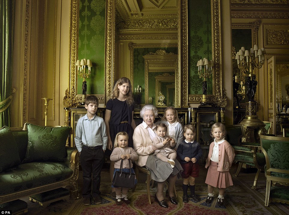 Як старіє Єлизавета ІІ: найяскравіші фото від дитинства і до сьогодні  - фото 29