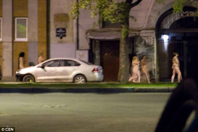 Як на Росії голих повій водили по вулицям (ВІДЕО, 18+) - фото 2