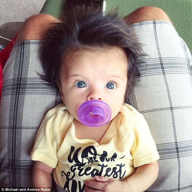 Двомісячне дівча з пишними косами і блакитними очима підкорило Інтернет - фото 1