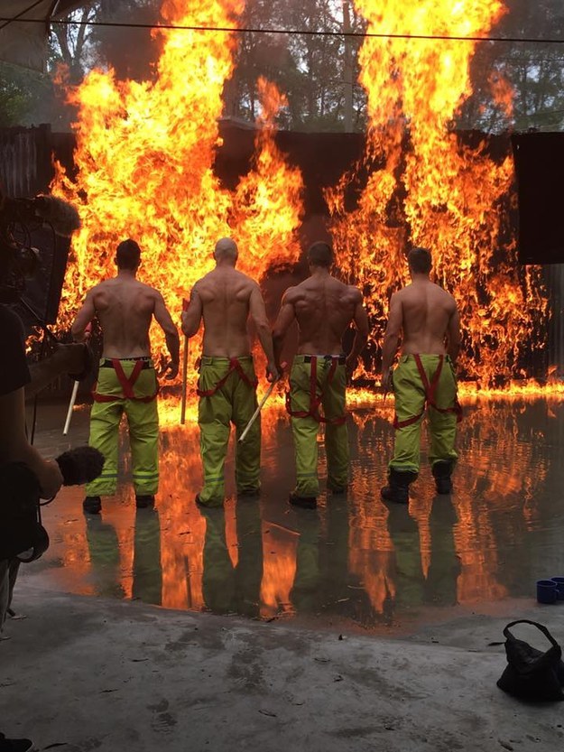 Сексуальні пожежники із милими цуценятами підірвали інтернет  - фото 1
