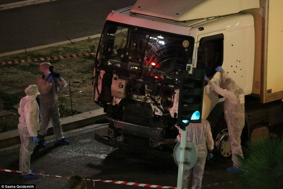 Як поліція зрешетила кулями вантажівку-вбивцю у Ніцці - фото 1