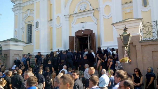 На похорон Єремеєва прийшли до тисячі людей (ФОТОРЕПОРТАЖ) - фото 6