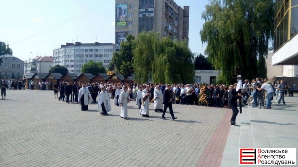 На похорон Єремеєва прийшли до тисячі людей (ФОТОРЕПОРТАЖ) - фото 3