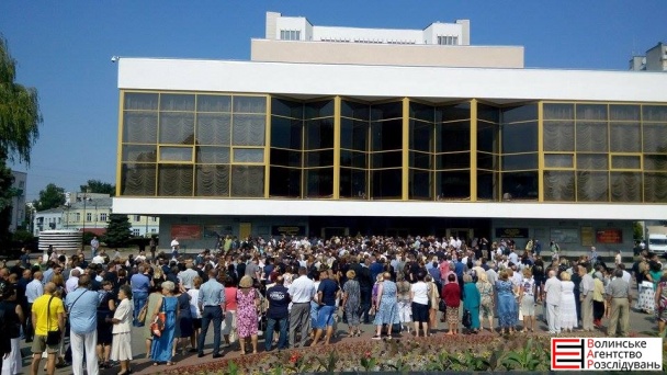 На похорон Єремеєва прийшли до тисячі людей (ФОТОРЕПОРТАЖ) - фото 2
