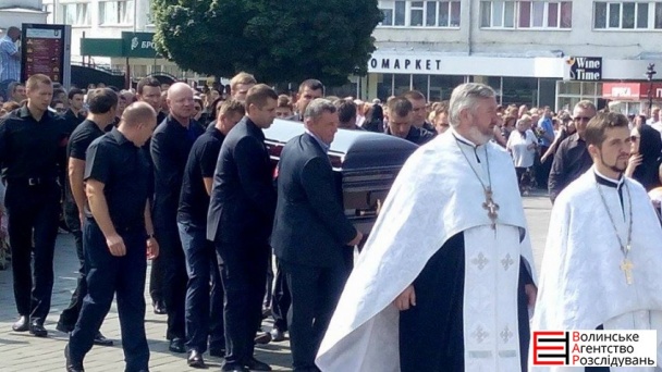 На похорон Єремеєва прийшли до тисячі людей (ФОТОРЕПОРТАЖ) - фото 4