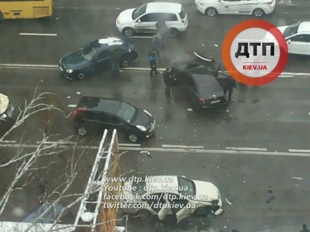 У Києві фіскал-хабарник влаштував масштабну ДТП, тікаючи від силовиків - фото 2