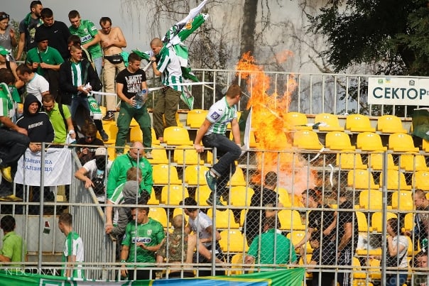 Ультрас "Карпат" від радості мало не спалили стадіон в Ужгороді - фото 2