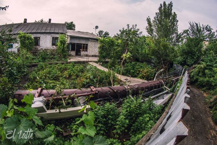 У Донецьку на приватне подвір’я впала труба котельної з обладнанням МТС (ФОТО) - фото 1