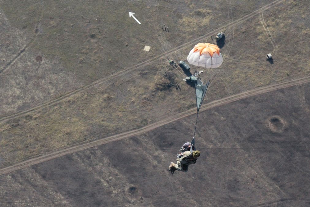 На Миколаївщині сотні десантників-резервістів стрибнули з парашутом - фото 2