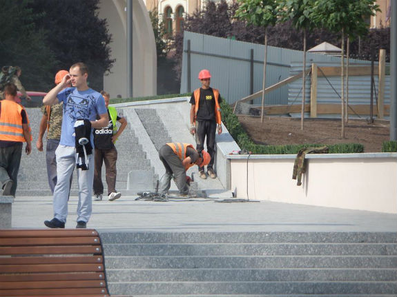 Розрекламована чиновниками Поштова площа у Києві не зможе приймати інвалідів  - фото 1