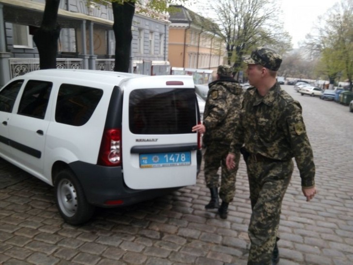 У Стоянова вивозять документи з будівлі облпрокуратури Одеси - фото 3