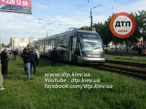 У Києві з рельс зійшов новий швидкісний трамвай - фото 1