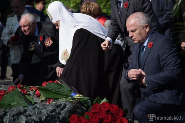Порошенко на колінах та молитва за Україну: Як у Києві святкують 9 травня - фото 5