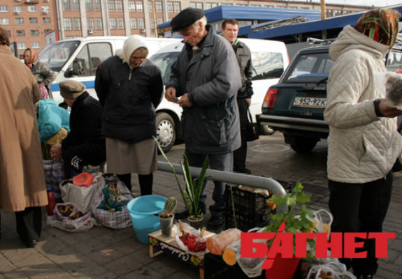 Столичні торгаші непереможні: навіть сквери не викорінюють стихійну торгівлю - фото 3 Столичні торгаші непереможні: навіть сквери не викорінюють стихійну торгівлю - фото 3
