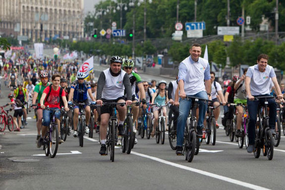 Мер Кличко змусив своїх заступників взяти участь у велоперегонах - фото 1