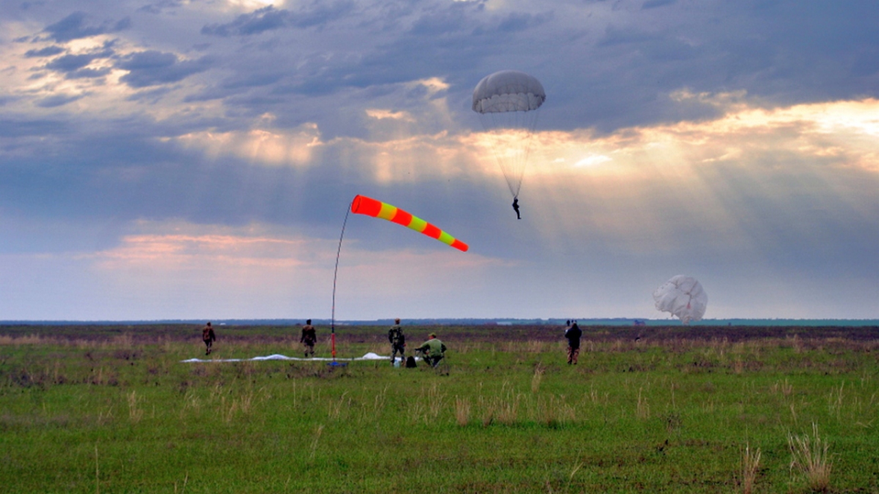На Миколаївщині десантники відпраьовували техніку стрибків з парашутом - фото 4