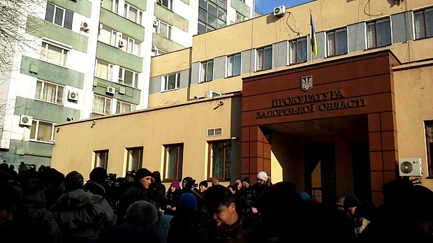 У Запоріжжі мітингувальники закидали яйцями будівлю обласної прокуратури