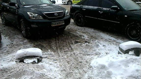 Як столичні паркувальники-сніговики вибивають гроші з водіїв  - фото 4