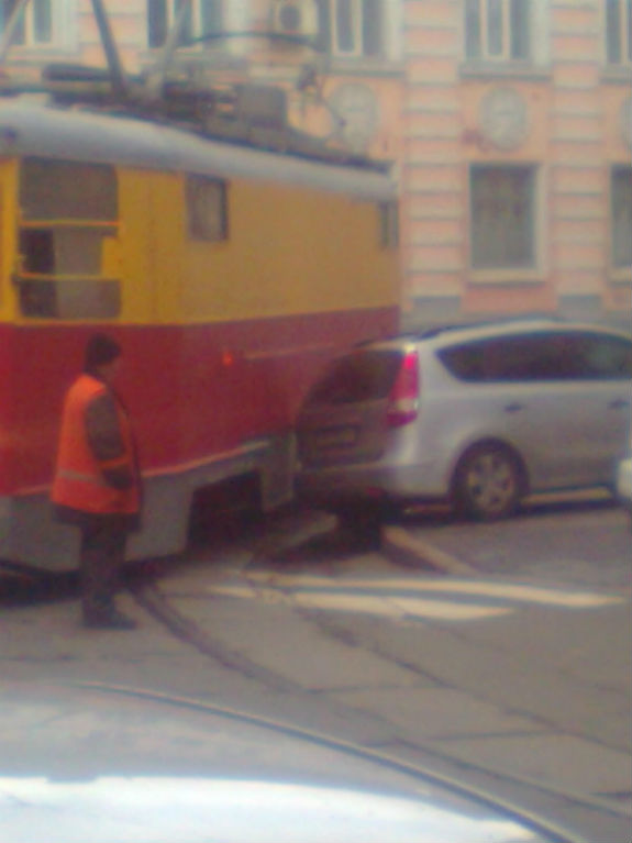 У Києві водій-дегенерат перекрив рух трамваїв  - фото 2