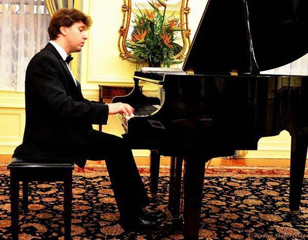 Український піаніст у Нью-Йорку пікетує концерти Гергіева та Нетребко та збирає кошти для воїнів АТО - фото 2