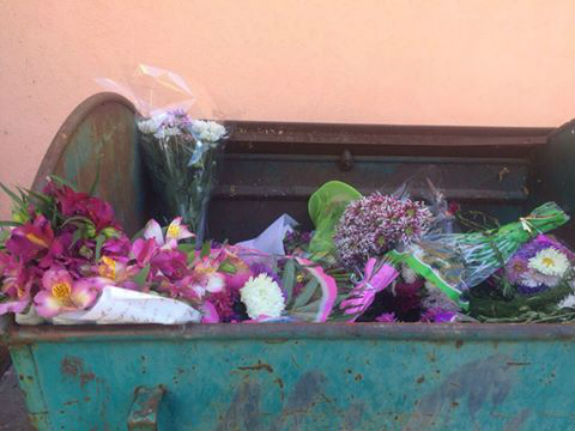 На Київщині після 1 вересня смітники біля шкіл були переповненні букетами з квітів  - фото 1