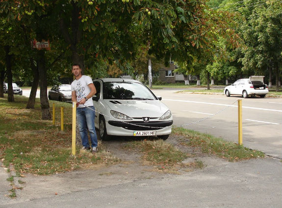 У Києві водій захопив землю, щоб стати переможцем конкурсу "Паркуюсь, як мудак" - фото 4
