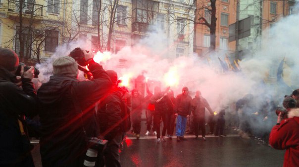 Активісти "Азова" влаштували "вогневе шоу" під СБУ - фото 5