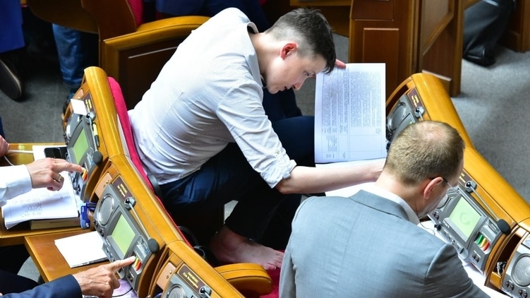 Як Савченко босоніж голосувала у Раді  - фото 2