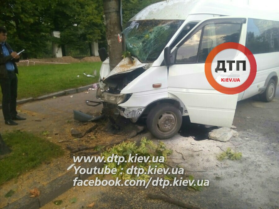 В Киеве маршрутка влетела в столб, девять пострадавших - фото 4