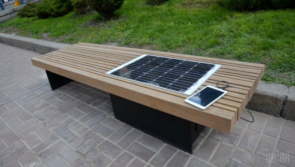 Розумний відпочинок: У столиці встановили першу лавку з вбудованою сонячною батареєю - фото 1