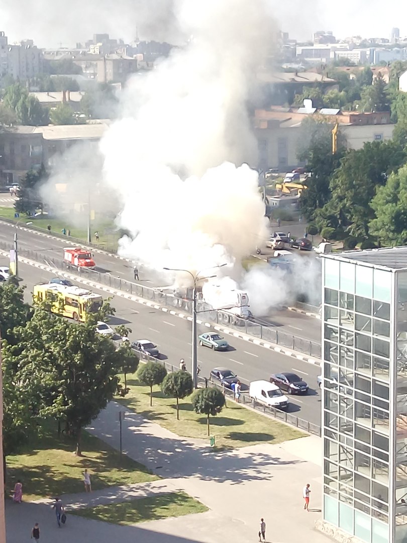 На проспекті Гагаріна спалахнув цементовоз: опубліковане відео (ВІДЕО, ФОТО)  - фото 7