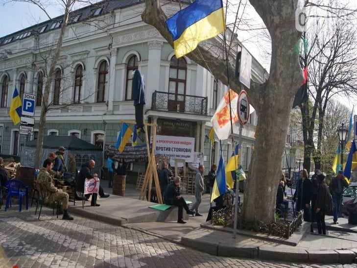 Активісти на прокурорському майдані в Одесі забарикадувалися. Очікували на штурм - фото 5