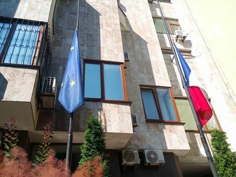 Біля посольства Франції у Києві приспустили прапори - фото 3