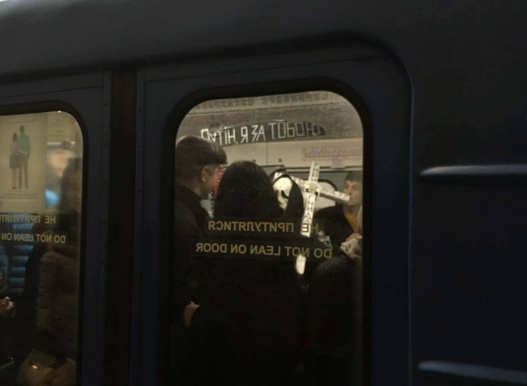 "Смерть" розшукувала Путіна у столичному метро - фото 4