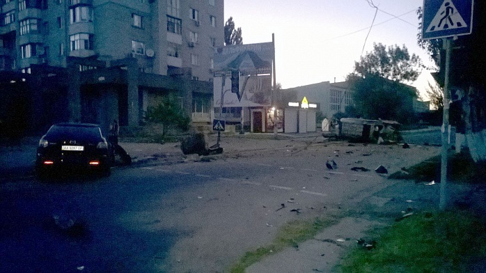 У Бердянську на шаленій швидкості зіштовхнулися два джипа, є постраждалі - фото 6